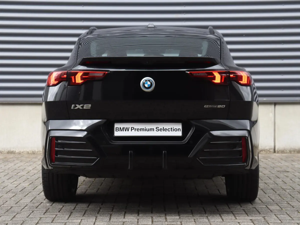 eDrive20 | M Sportpakket | Innovation Pack | Head-Up | Elektr. Stoelen | Parking Assistant Plus | Harman Kardon | Driving Assistant Plus | Stuurwiel Verwarmd | SOH 100% | 20'' LMV