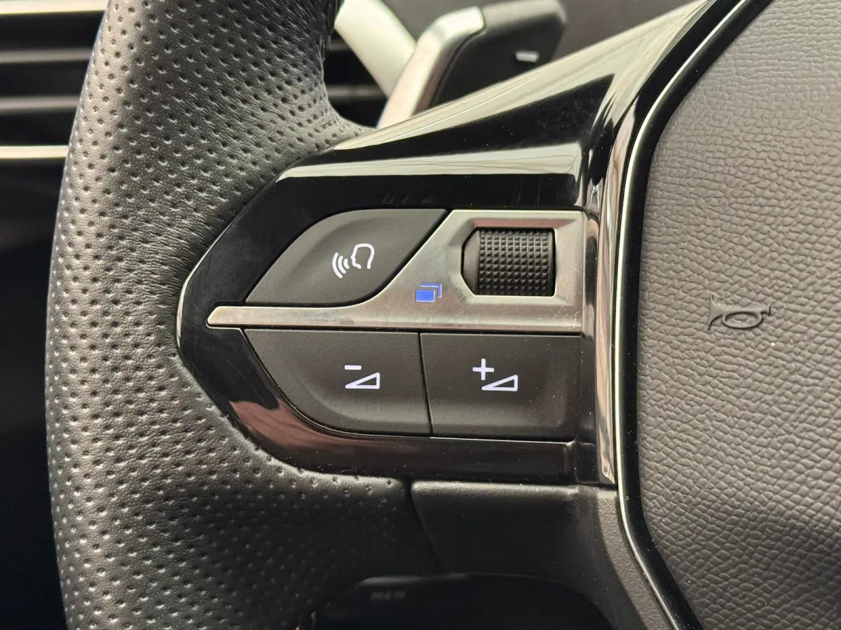 1.2 PureTech GT Camera | Adaptieve Cruise | Parkeersensoren | Digitaal Dashboard | Leder/Stof | 18" Lichtmetaal | LED | Achteruitrijcamera | Airco (automatisch) | Apple Carplay/Android Auto|