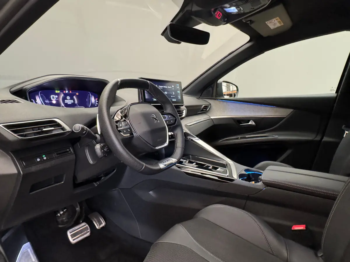 1.2 PureTech GT Camera | Adaptieve Cruise | Parkeersensoren | Digitaal Dashboard | Leder/Stof | 18" Lichtmetaal | LED | Achteruitrijcamera | Airco (automatisch) | Apple Carplay/Android Auto|