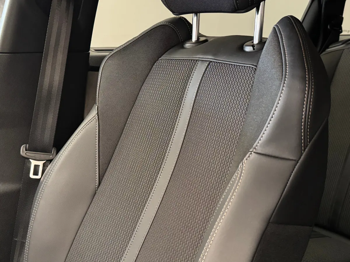 1.2 PureTech GT Camera | Adaptieve Cruise | Parkeersensoren | Digitaal Dashboard | Leder/Stof | 18" Lichtmetaal | LED | Achteruitrijcamera | Airco (automatisch) | Apple Carplay/Android Auto|