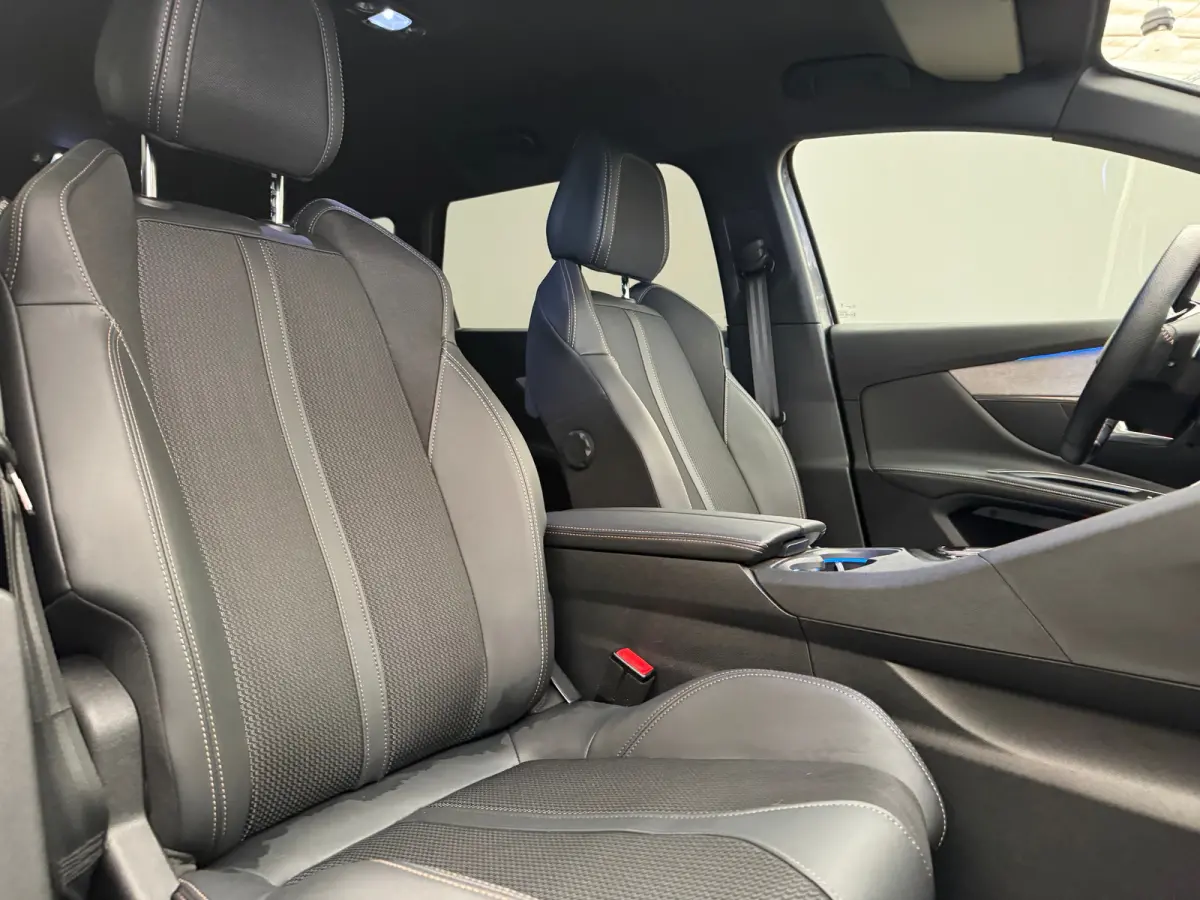 1.2 PureTech GT Camera | Adaptieve Cruise | Parkeersensoren | Digitaal Dashboard | Leder/Stof | 18" Lichtmetaal | LED | Achteruitrijcamera | Airco (automatisch) | Apple Carplay/Android Auto|