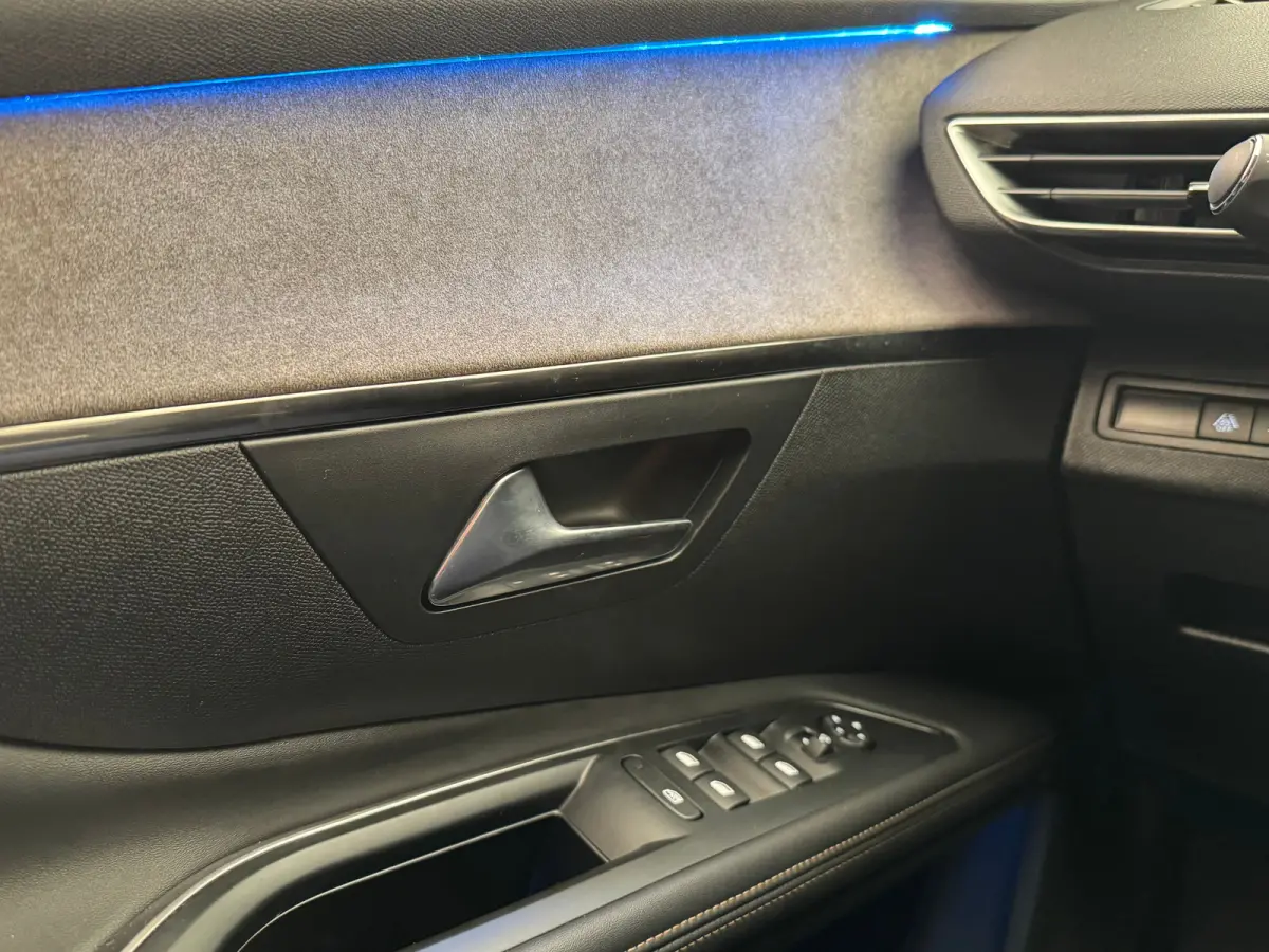 1.2 PureTech GT Camera | Adaptieve Cruise | Parkeersensoren | Digitaal Dashboard | Leder/Stof | 18" Lichtmetaal | LED | Achteruitrijcamera | Airco (automatisch) | Apple Carplay/Android Auto|