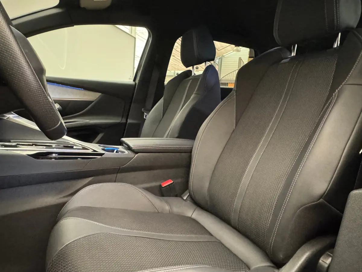 1.2 PureTech GT Camera | Adaptieve Cruise | Parkeersensoren | Digitaal Dashboard | Leder/Stof | 18" Lichtmetaal | LED | Achteruitrijcamera | Airco (automatisch) | Apple Carplay/Android Auto|