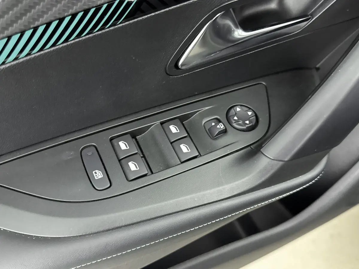 SUV 130pk Allure | Stoelverwarming | Camera | Navigatie | Volledig Digitaal Instrumentenpaneel | Parkeerhulp