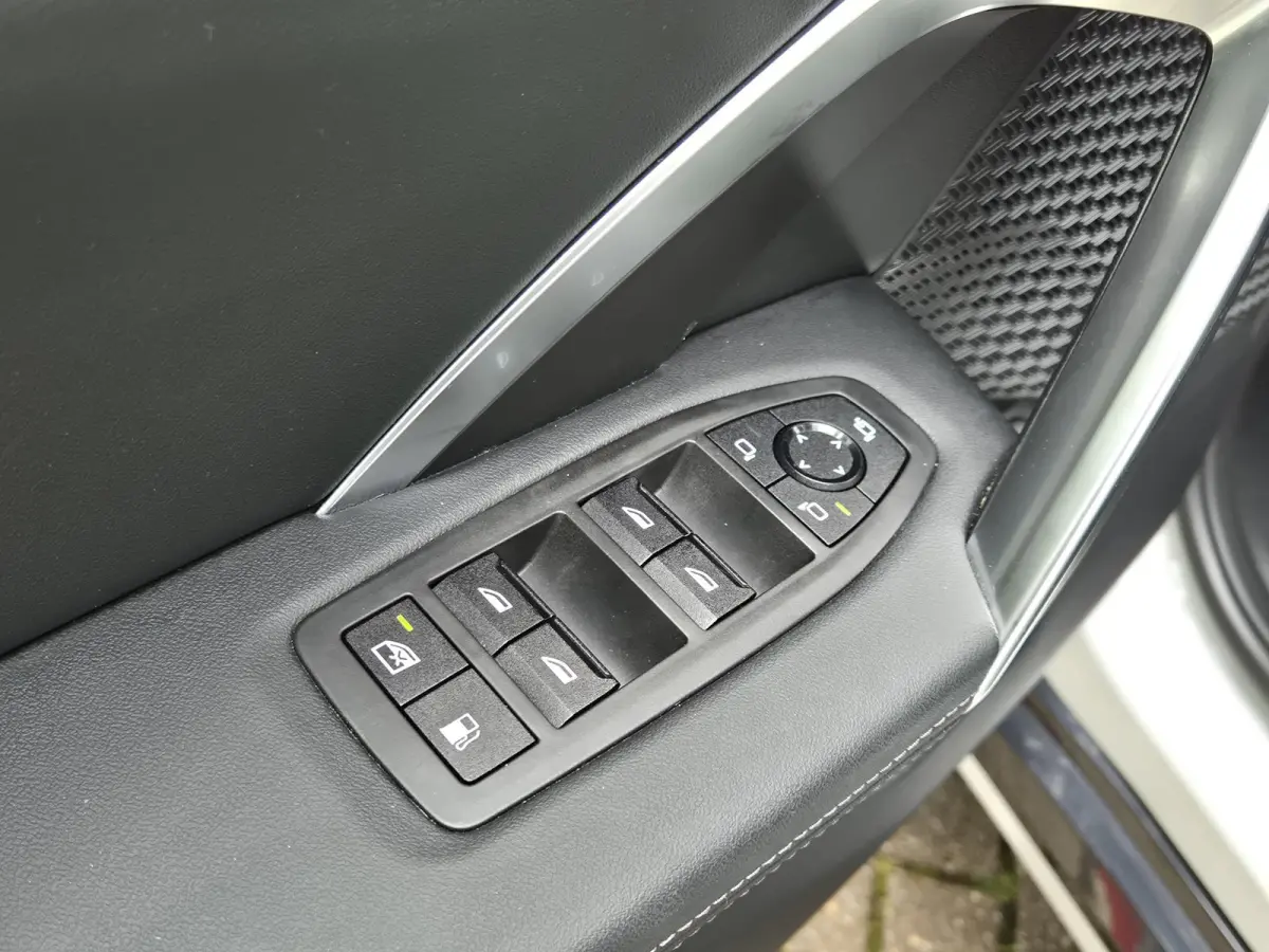 xDrive25e | SOH 95,71% | Panoramadak | Leder | Navigatie | PDC + camera | Stoelverwarming | LM Velgen |