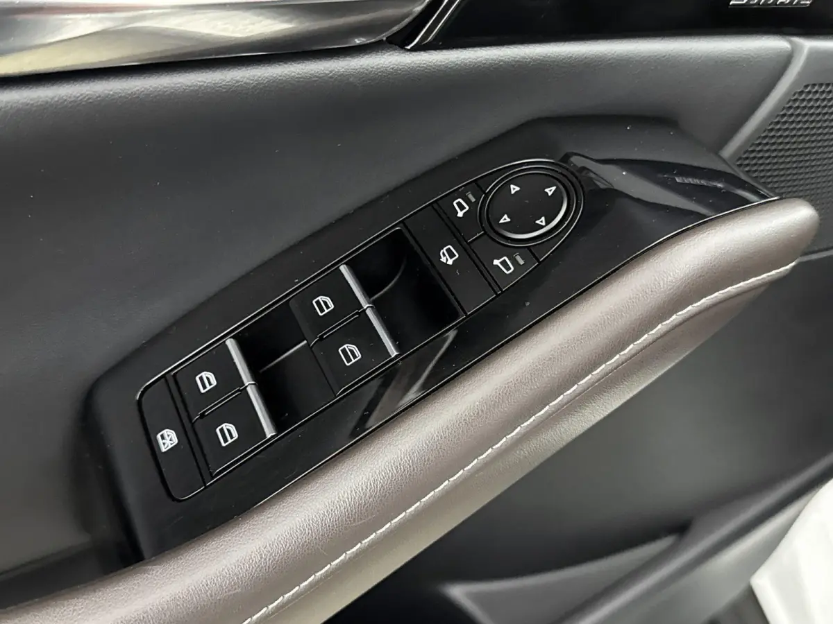 180pk Hybrid Automaat Luxury | 1ste eigenaar | LEER | Camera | Dodehoekdetectie | Stuur/stoelverwarming |