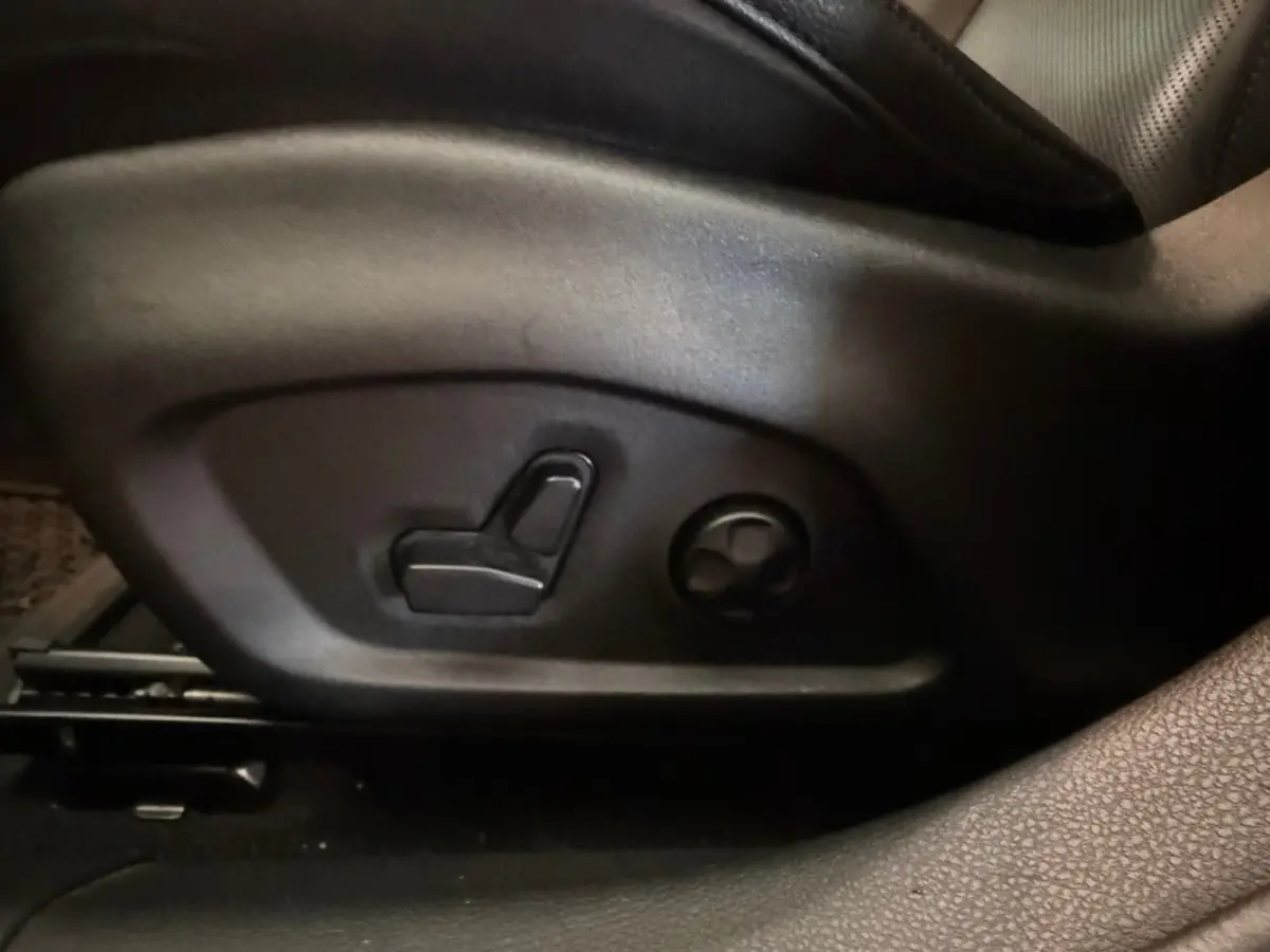 1.3T S Trekhaak | Leer | Camera | Climate | Elek. Stoel | Elek. Achterklep | LED | Achteruitrijcamera | Airco (automatisch) | Apple Carplay/Android Auto|telefoonintegratie premium