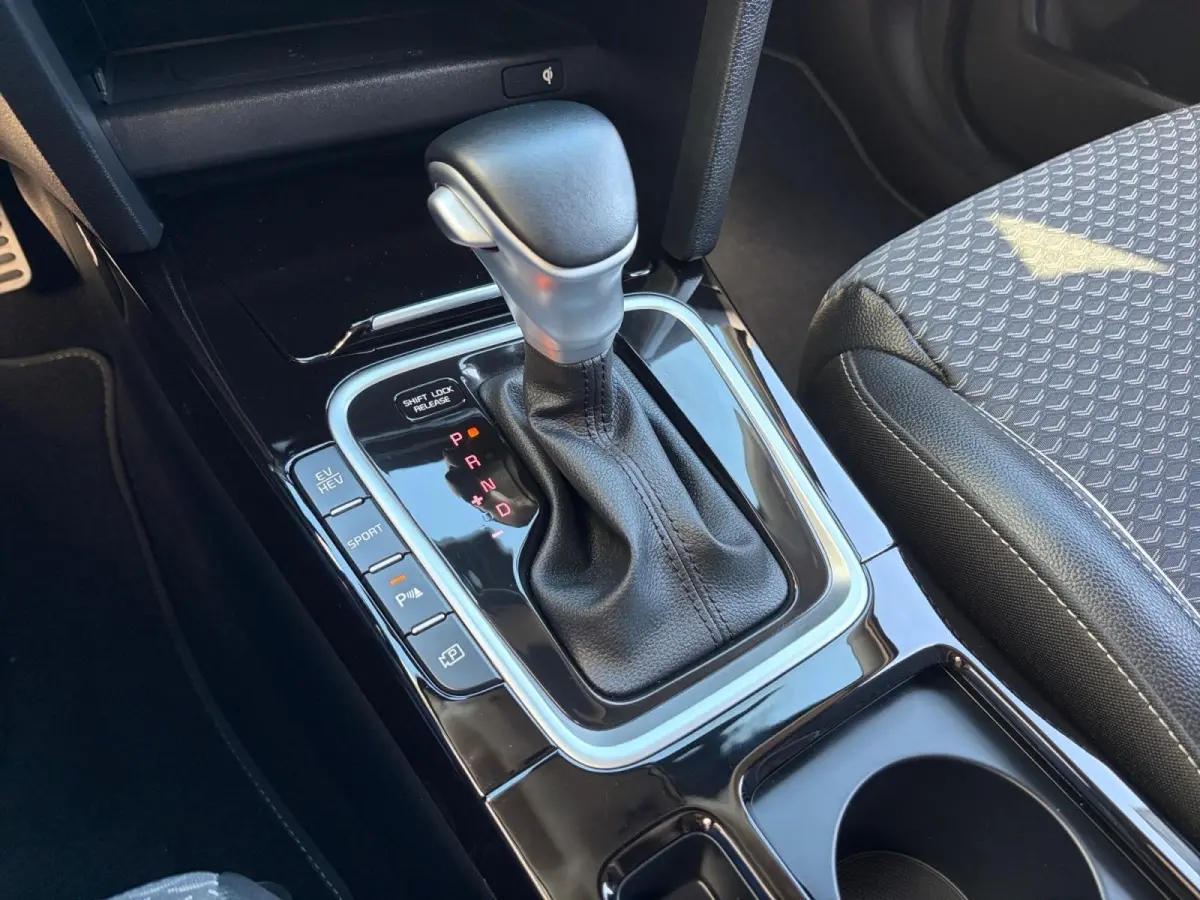 1.6 GDi PHEV Design Edition | Apple Carplay / Android Auto | Navigatiesysteem | Licht + Regensensor | Elektrisch Schuif / Kanteldak | Parkeersensoren Voor + Achter | Parkeercamera Achter | D