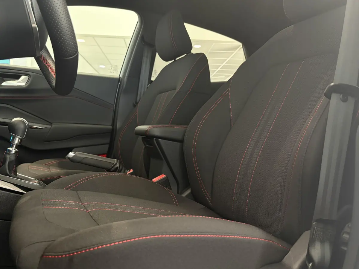 1.0 EcoBoost ST-Line | WINTER PAKKET | NAVIGATIE | ACHTERUITRIJCAMERA | APPLE CARPLAY / ANDROID AUTO | DRAADLOOS OPLADEN |
