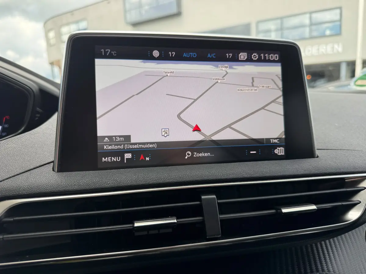 130 PK Automaat | Trekhaak | Navigatie | Parkeersensoren voor en achter | Apple Carplay / Android Auto | | Lederen stuurwiel | Lendesteunen (verstelbaar) | Metaalkleur