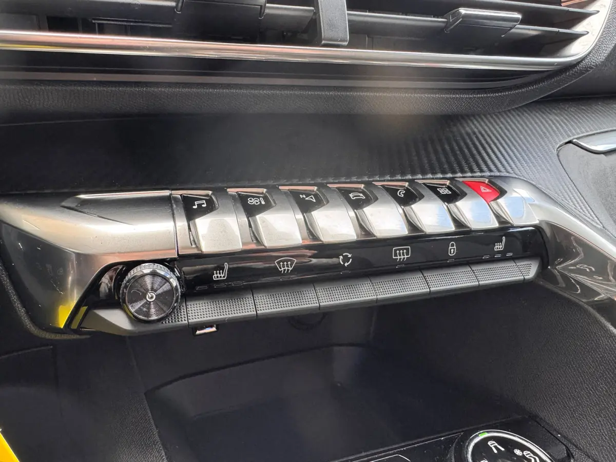 130 PK Automaat | Trekhaak | Navigatie | Parkeersensoren voor en achter | Apple Carplay / Android Auto | | Lederen stuurwiel | Lendesteunen (verstelbaar) | Metaalkleur