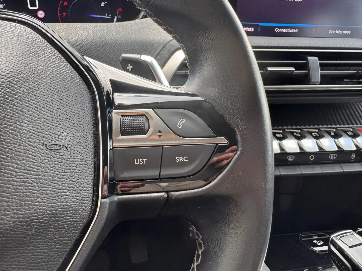 130 PK Automaat | Trekhaak | Navigatie | Parkeersensoren voor en achter | Apple Carplay / Android Auto | | Lederen stuurwiel | Lendesteunen (verstelbaar) | Metaalkleur