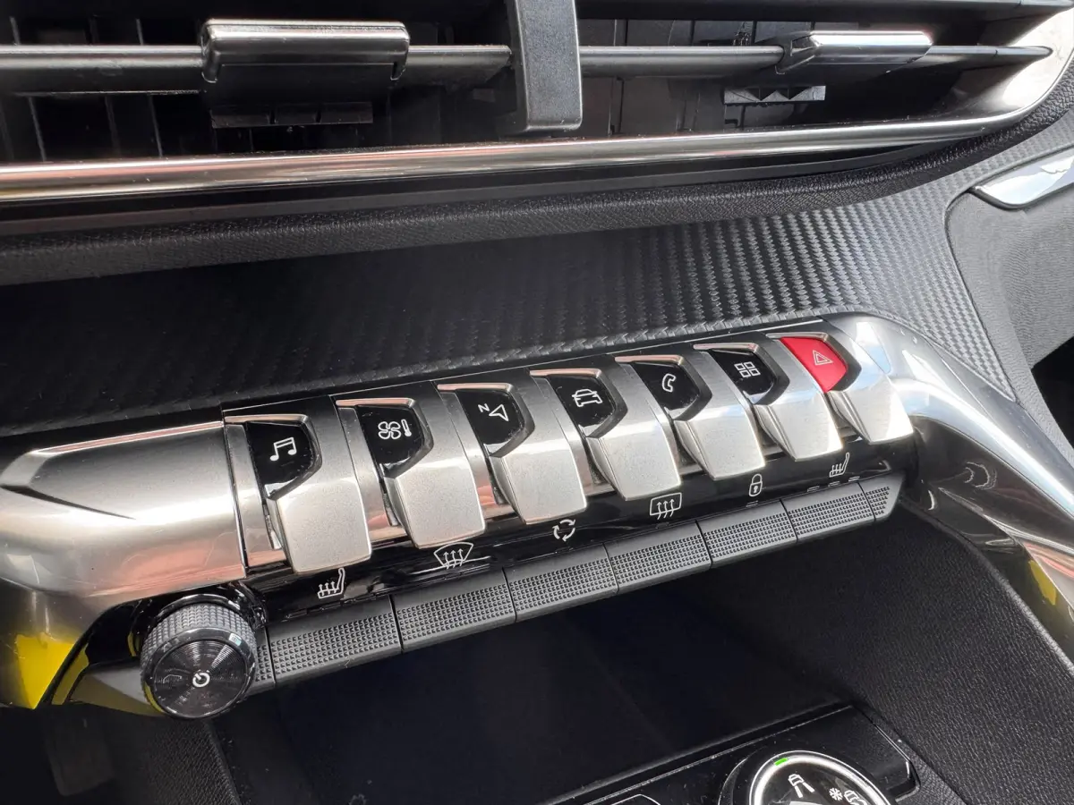 130 PK Automaat | Trekhaak | Navigatie | Parkeersensoren voor en achter | Apple Carplay / Android Auto | | Lederen stuurwiel | Lendesteunen (verstelbaar) | Metaalkleur