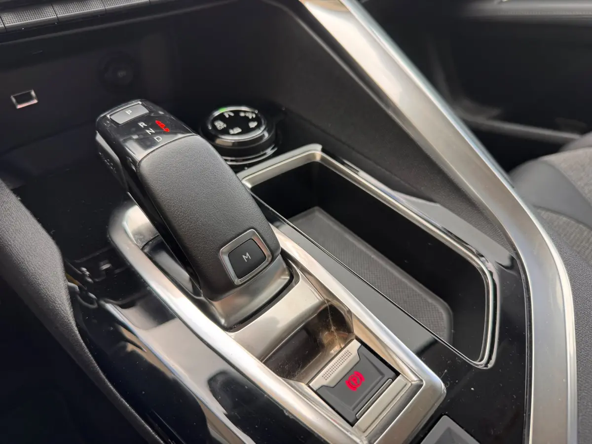 130 PK Automaat | Trekhaak | Navigatie | Parkeersensoren voor en achter | Apple Carplay / Android Auto | | Lederen stuurwiel | Lendesteunen (verstelbaar) | Metaalkleur