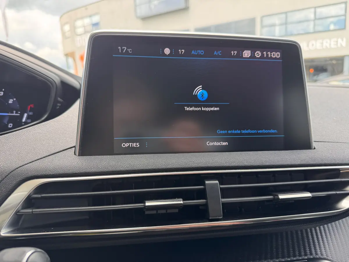 130 PK Automaat | Trekhaak | Navigatie | Parkeersensoren voor en achter | Apple Carplay / Android Auto | | Lederen stuurwiel | Lendesteunen (verstelbaar) | Metaalkleur