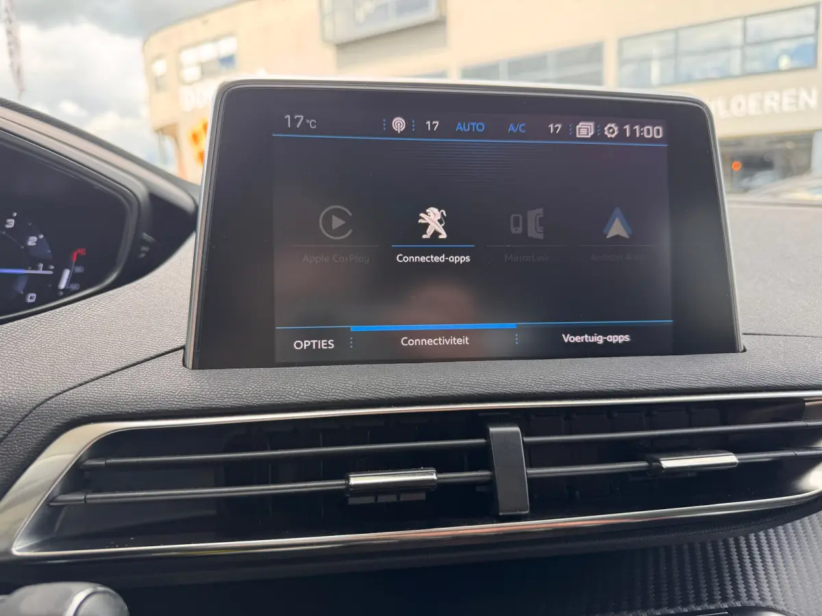 130 PK Automaat | Trekhaak | Navigatie | Parkeersensoren voor en achter | Apple Carplay / Android Auto | | Lederen stuurwiel | Lendesteunen (verstelbaar) | Metaalkleur