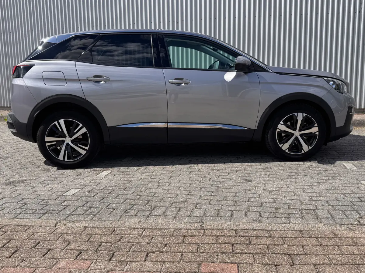 130 PK Automaat | Trekhaak | Navigatie | Parkeersensoren voor en achter | Apple Carplay / Android Auto | | Lederen stuurwiel | Lendesteunen (verstelbaar) | Metaalkleur