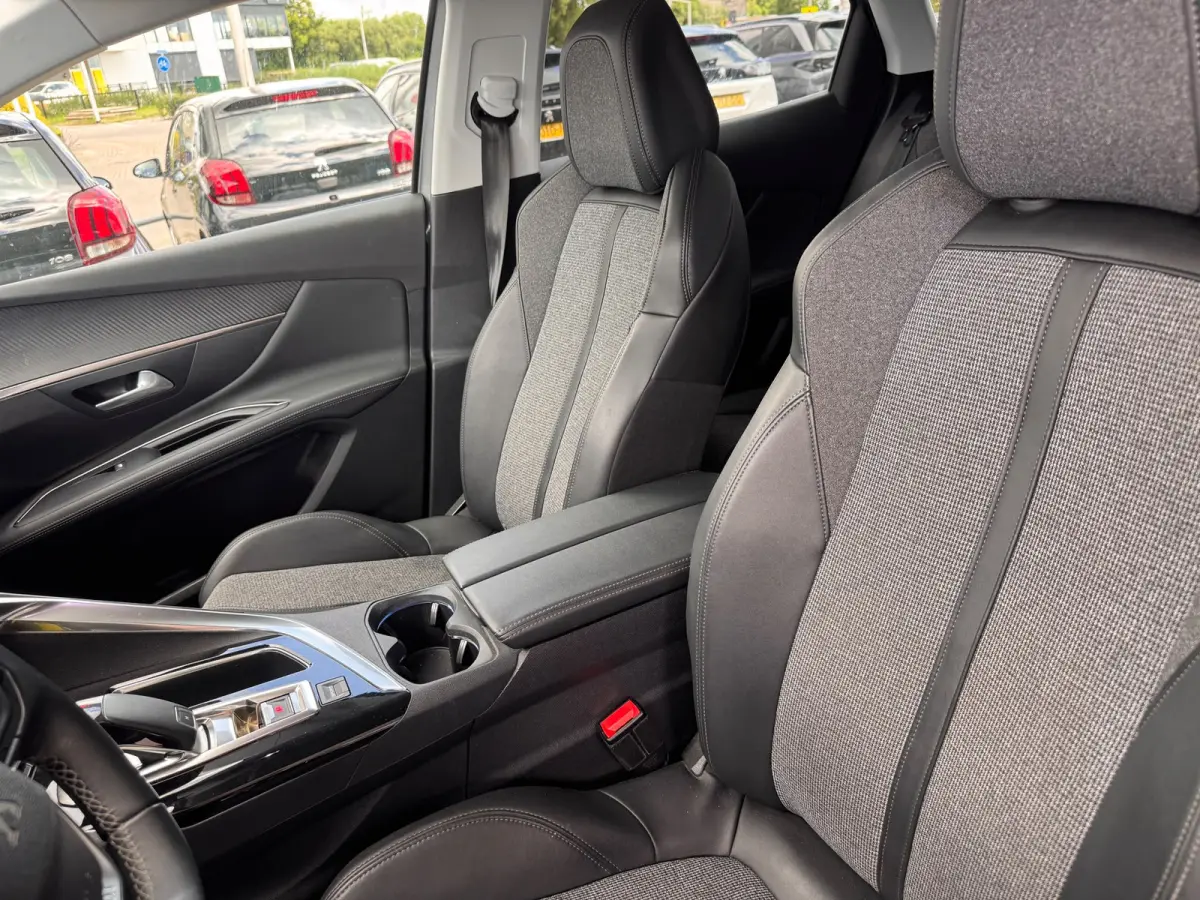 130 PK Automaat | Trekhaak | Navigatie | Parkeersensoren voor en achter | Apple Carplay / Android Auto | | Lederen stuurwiel | Lendesteunen (verstelbaar) | Metaalkleur