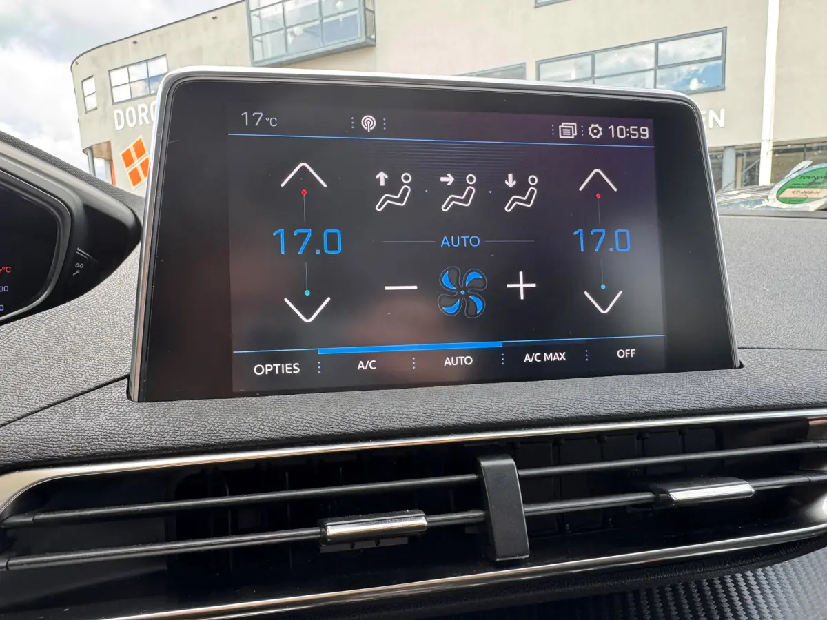 130 PK Automaat | Trekhaak | Navigatie | Parkeersensoren voor en achter | Apple Carplay / Android Auto | | Lederen stuurwiel | Lendesteunen (verstelbaar) | Metaalkleur