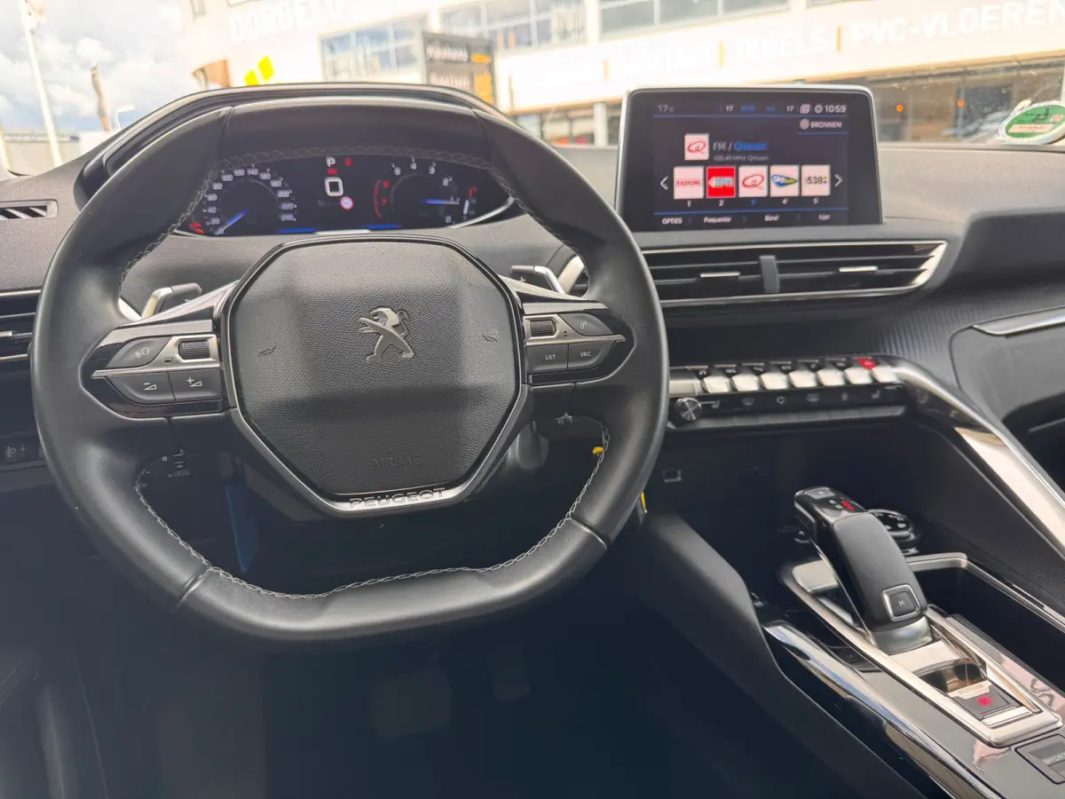 130 PK Automaat | Trekhaak | Navigatie | Parkeersensoren voor en achter | Apple Carplay / Android Auto | | Lederen stuurwiel | Lendesteunen (verstelbaar) | Metaalkleur