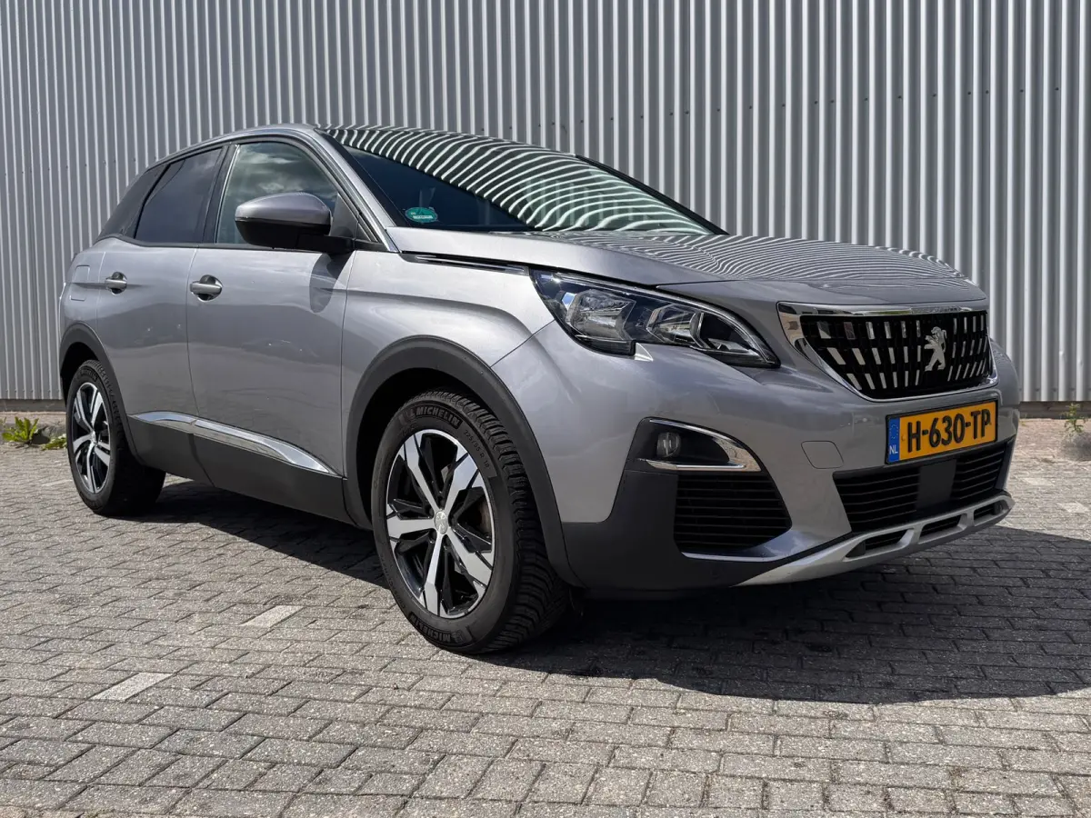 130 PK Automaat | Trekhaak | Navigatie | Parkeersensoren voor en achter | Apple Carplay / Android Auto | | Lederen stuurwiel | Lendesteunen (verstelbaar) | Metaalkleur