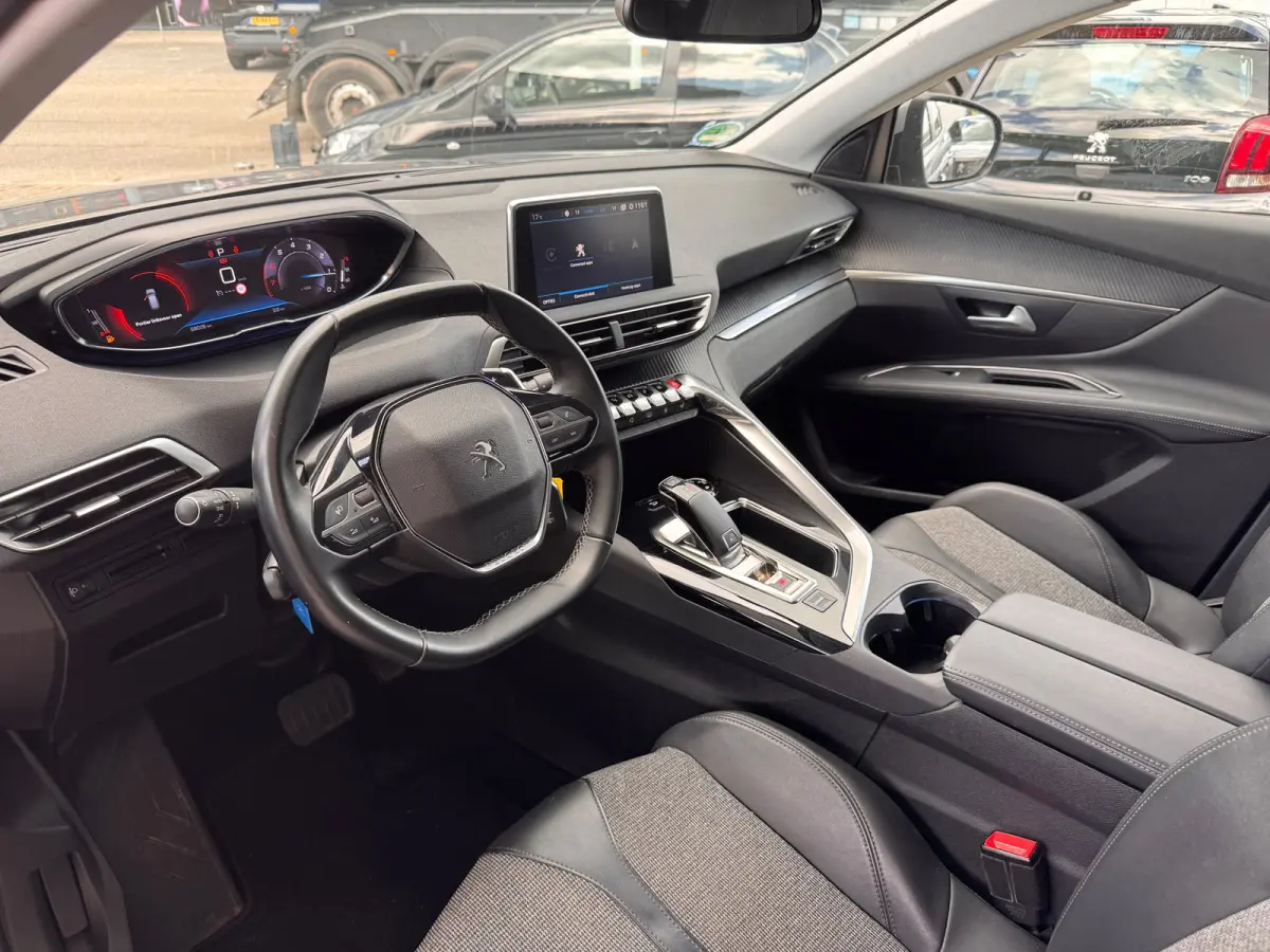 130 PK Automaat | Trekhaak | Navigatie | Parkeersensoren voor en achter | Apple Carplay / Android Auto | | Lederen stuurwiel | Lendesteunen (verstelbaar) | Metaalkleur