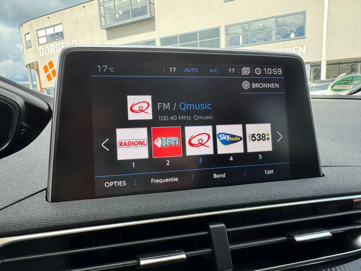 130 PK Automaat | Trekhaak | Navigatie | Parkeersensoren voor en achter | Apple Carplay / Android Auto | | Lederen stuurwiel | Lendesteunen (verstelbaar) | Metaalkleur