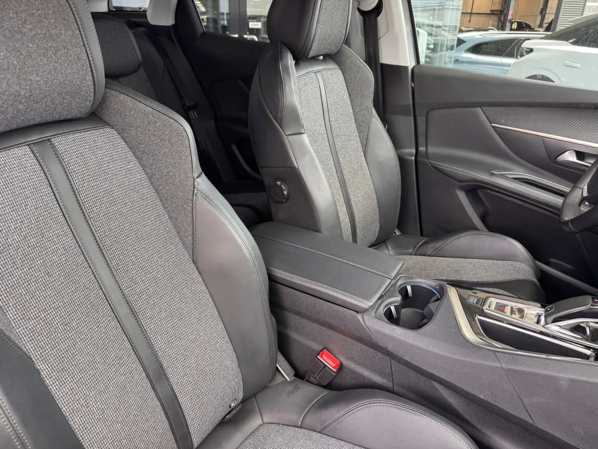 130 PK Automaat | Trekhaak | Navigatie | Parkeersensoren voor en achter | Apple Carplay / Android Auto | | Lederen stuurwiel | Lendesteunen (verstelbaar) | Metaalkleur