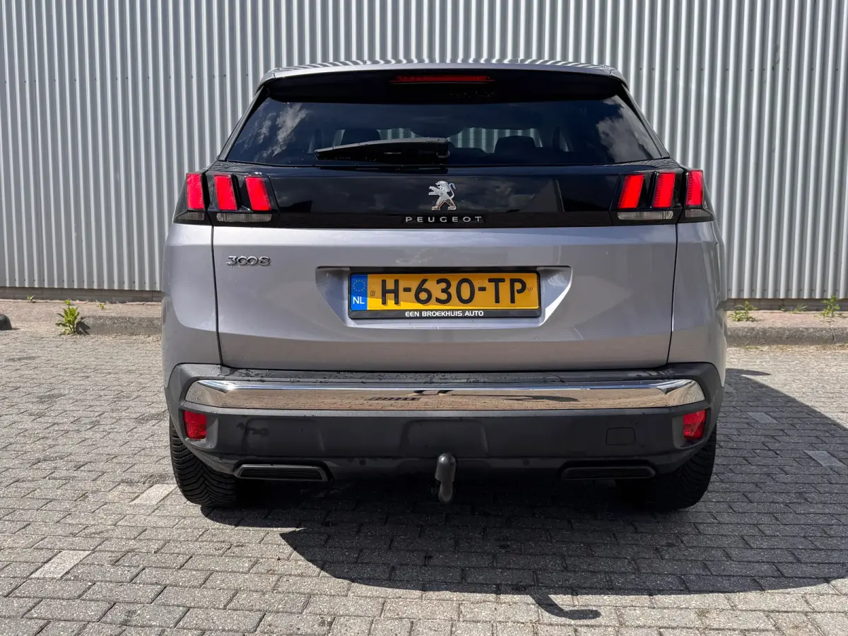 130 PK Automaat | Trekhaak | Navigatie | Parkeersensoren voor en achter | Apple Carplay / Android Auto | | Lederen stuurwiel | Lendesteunen (verstelbaar) | Metaalkleur