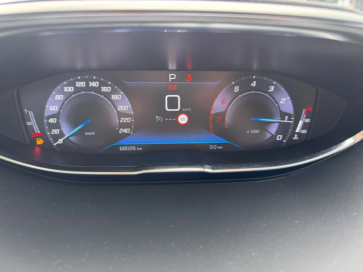 130 PK Automaat | Trekhaak | Navigatie | Parkeersensoren voor en achter | Apple Carplay / Android Auto | | Lederen stuurwiel | Lendesteunen (verstelbaar) | Metaalkleur