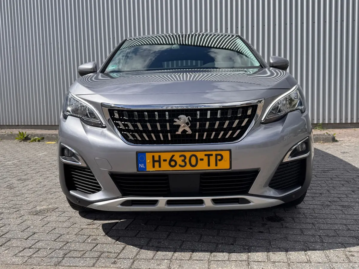 130 PK Automaat | Trekhaak | Navigatie | Parkeersensoren voor en achter | Apple Carplay / Android Auto | | Lederen stuurwiel | Lendesteunen (verstelbaar) | Metaalkleur
