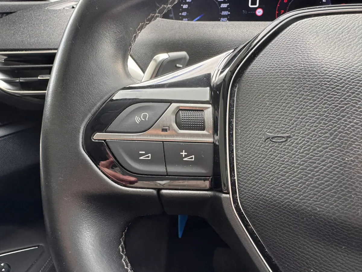 130 PK Automaat | Trekhaak | Navigatie | Parkeersensoren voor en achter | Apple Carplay / Android Auto | | Lederen stuurwiel | Lendesteunen (verstelbaar) | Metaalkleur