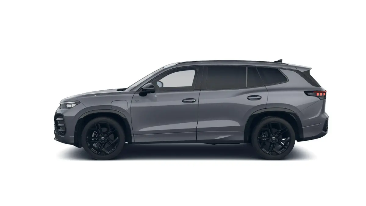 1.5 eHybrid R-Line Edition 204 PK | Automaat | Panoramaschuif-kanteldak | Trekhaak inklapbaar | 360 graden camera | Head-updisplay | IQ.LIGHT | Climatronic | Voorstoelen met massagefunctie |