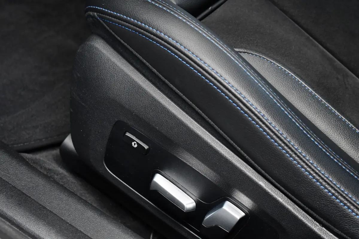 330e xDrive M-Sport Pano Trekh El-zetels HUD Laser 19inch Adp-onderstel