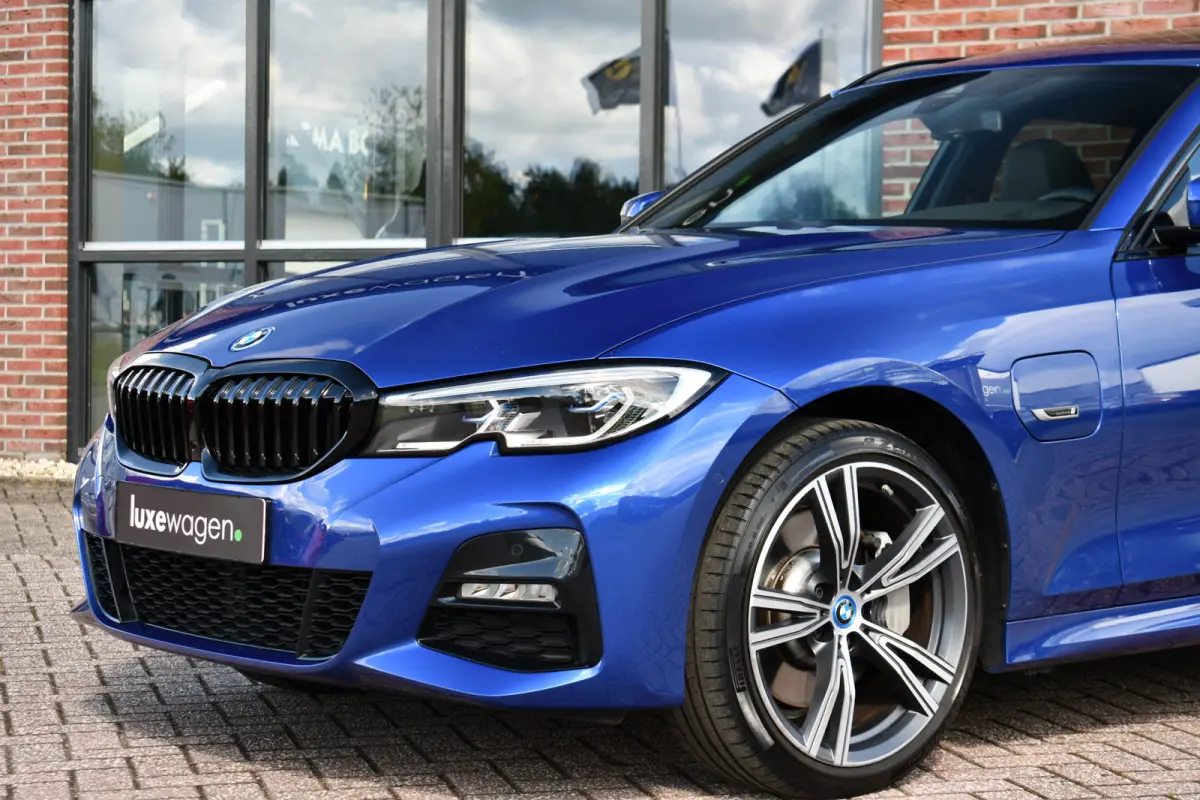 330e xDrive M-Sport Pano Trekh El-zetels HUD Laser 19inch Adp-onderstel