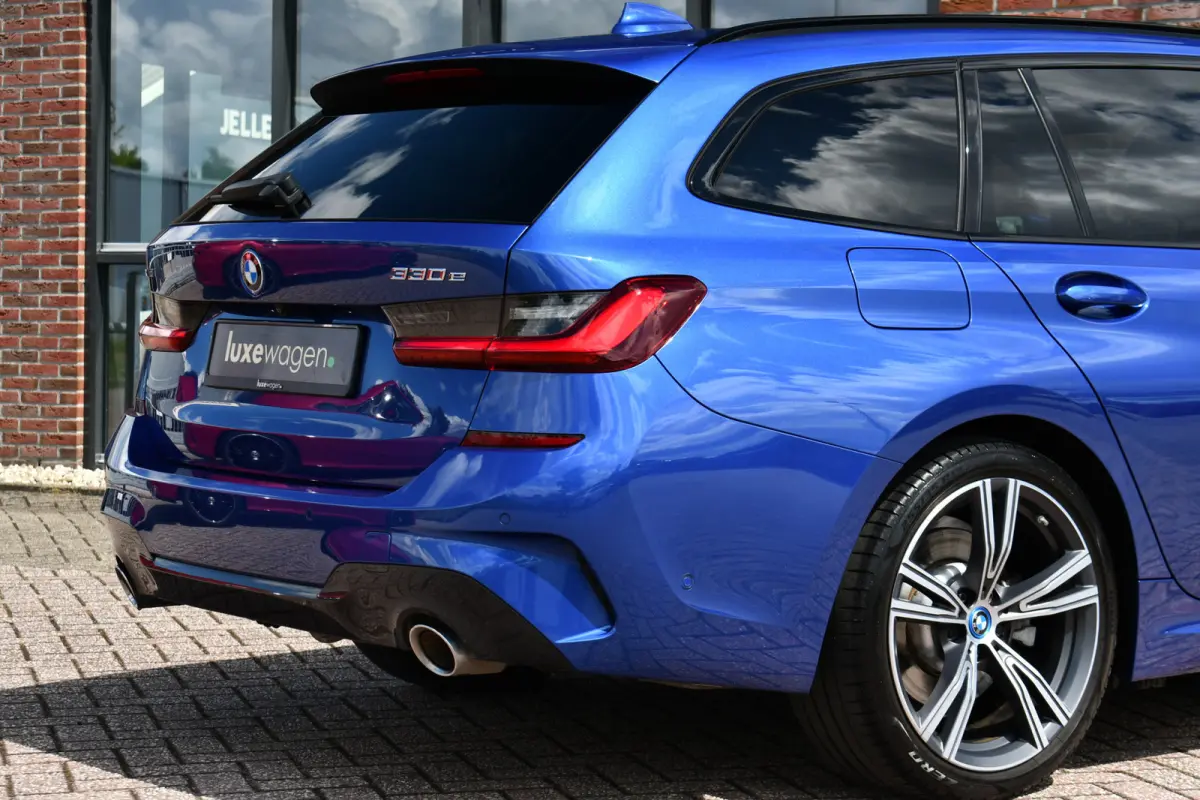 330e xDrive M-Sport Pano Trekh El-zetels HUD Laser 19inch Adp-onderstel