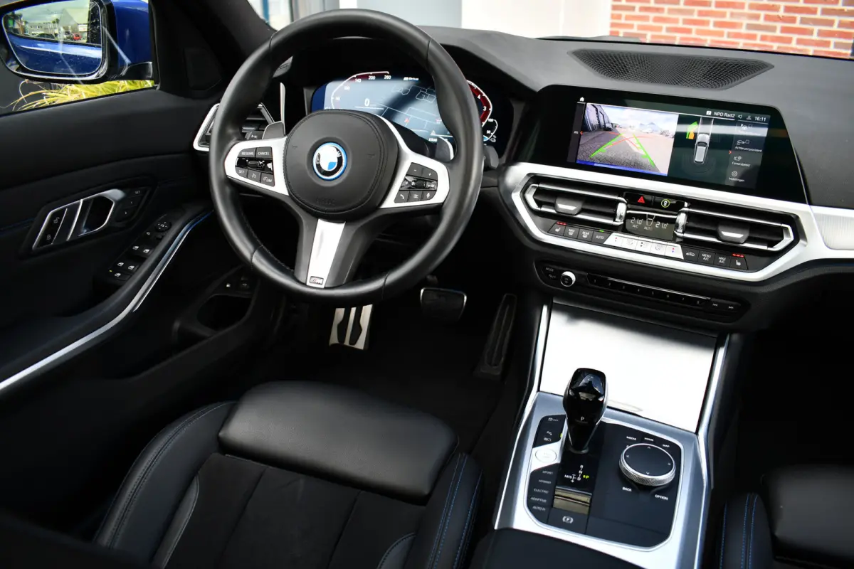 330e xDrive M-Sport Pano Trekh El-zetels HUD Laser 19inch Adp-onderstel