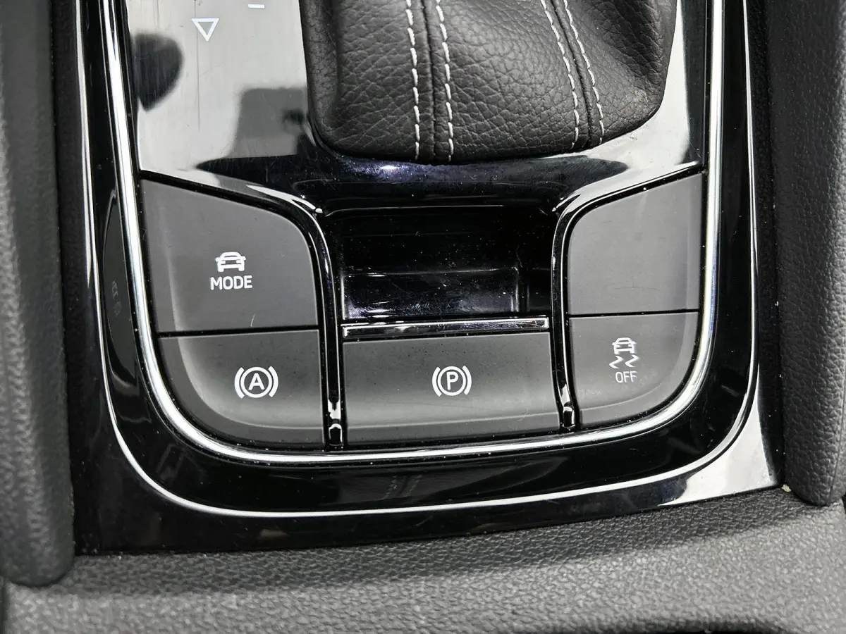 1.5 TSI Sportline Business | Automaat | Apple Carplay / Android Auto | Stoelventilatie | Stoelverwarming | Achteruitrijcamera | Parkeersensoren | Lederen Bekleding |