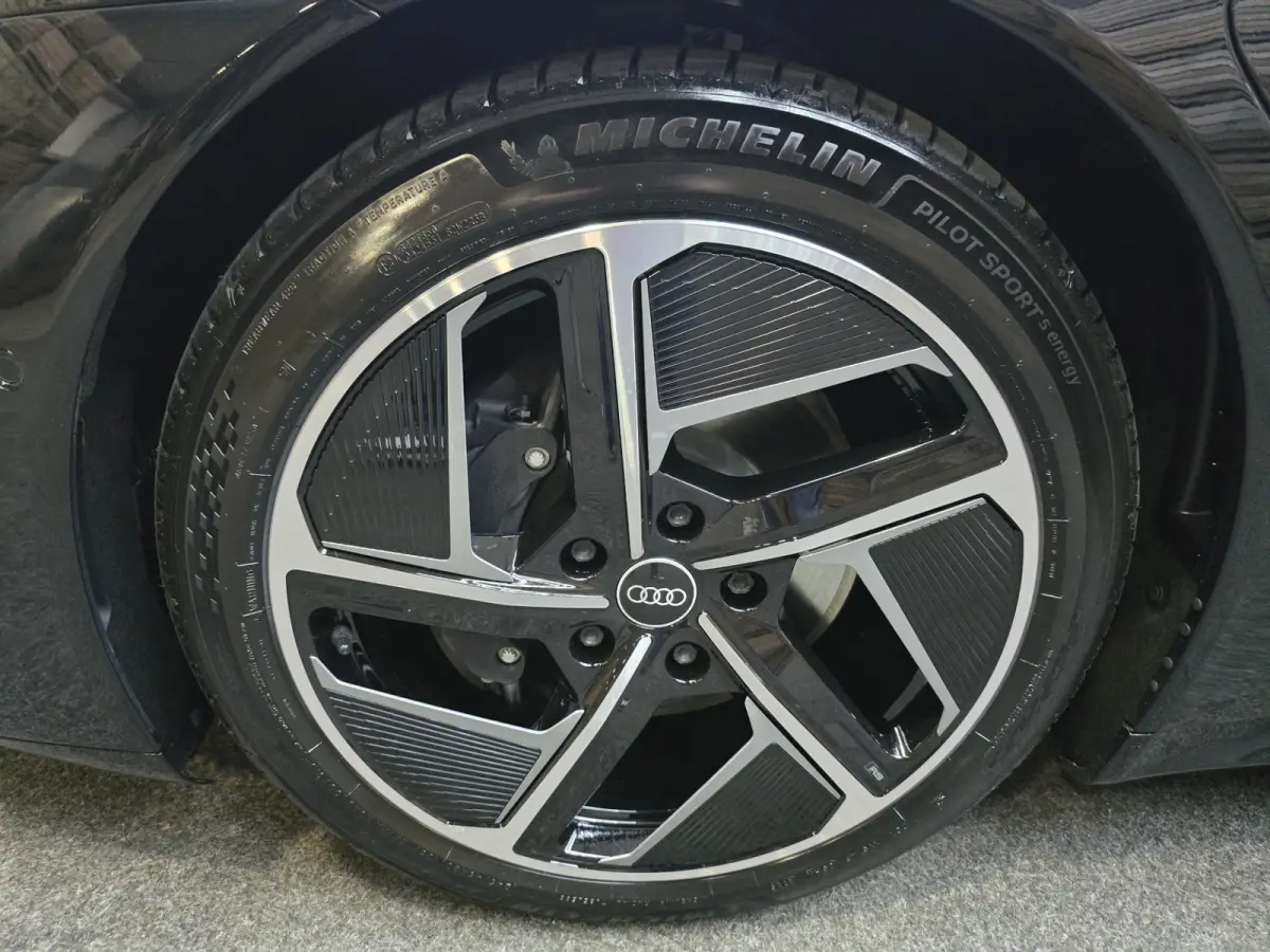 GT edition ZERO 93 kWh Pano Leder/alcantara 4WBS HUD 360 B&O 20"LM