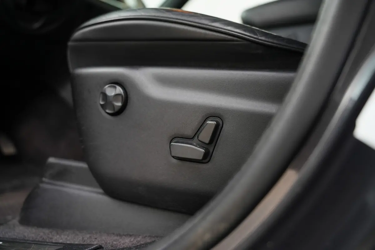 3.0 V6 251 pk CRD Summit Grijs-Kenteken / Lucht-Vering/ Pano-Dak/ Harman&Kardon/ Stoel+Stuur-Verw./Stoel-Ventilatie/ Bi-Xenon/ Keyless/ Navigatie/ Camera/ Trekhaak/ 20'' LMV