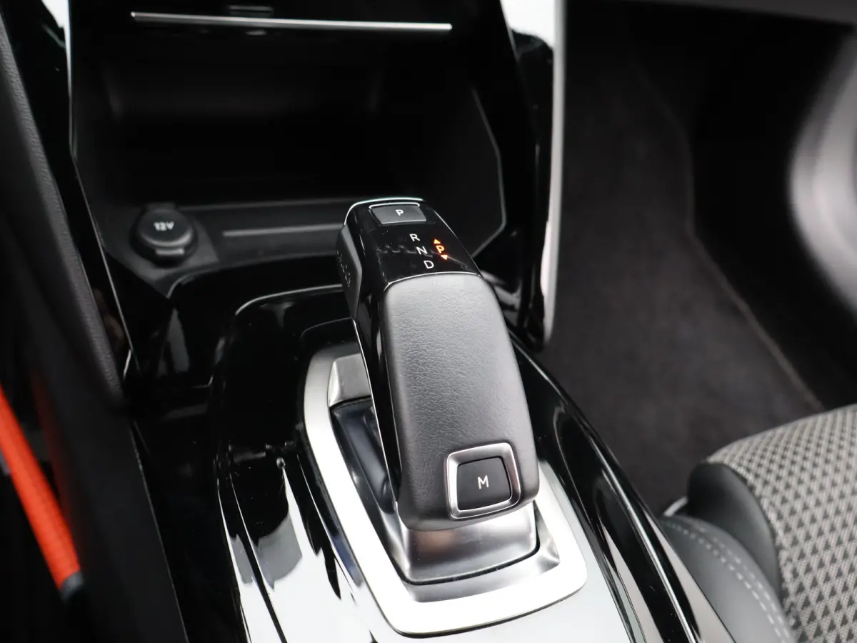 1.2 PureTech GT Pack Automaat | Cruise Control | Keyless | Camera | Climate Control | Appel Carplay/Android auto | 17" Lichtmetalen Velgen