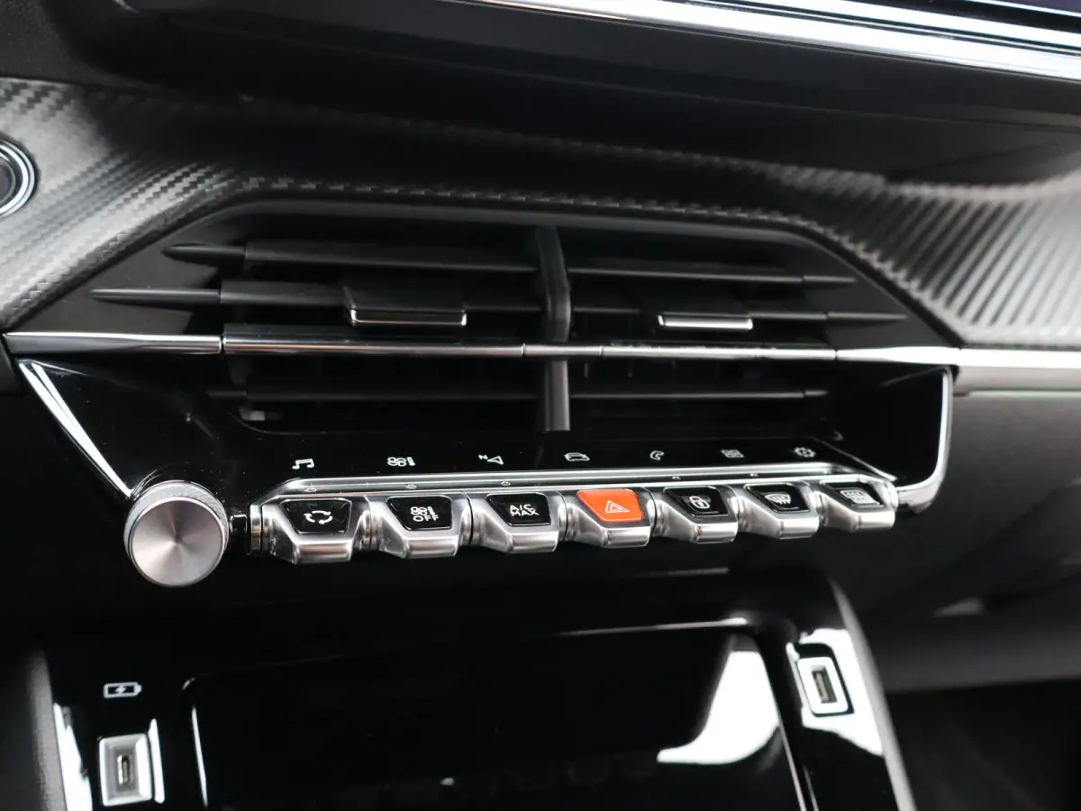 1.2 PureTech GT Pack Automaat | Cruise Control | Keyless | Camera | Climate Control | Appel Carplay/Android auto | 17" Lichtmetalen Velgen