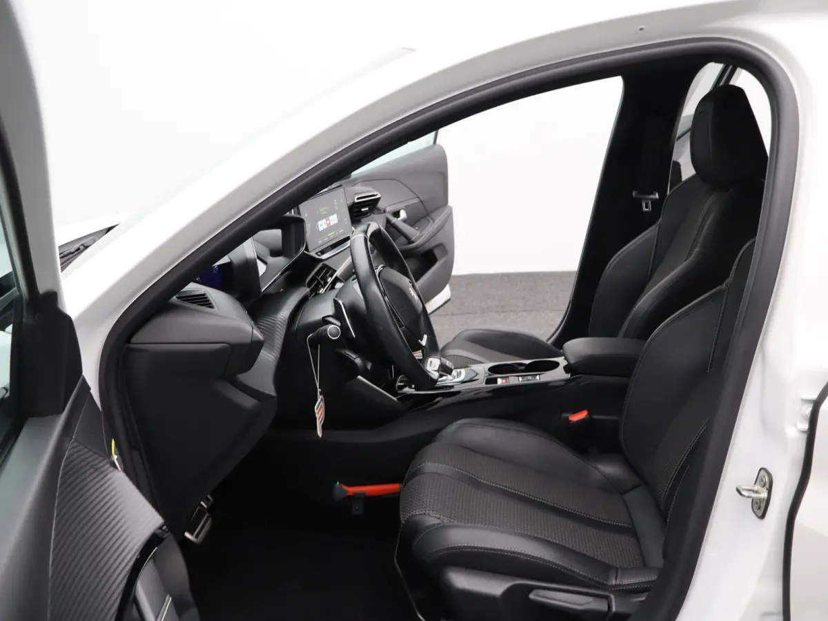 1.2 PureTech GT Pack Automaat | Cruise Control | Keyless | Camera | Climate Control | Appel Carplay/Android auto | 17" Lichtmetalen Velgen