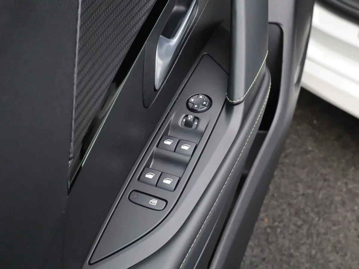 1.2 PureTech GT Pack Automaat | Cruise Control | Keyless | Camera | Climate Control | Appel Carplay/Android auto | 17" Lichtmetalen Velgen