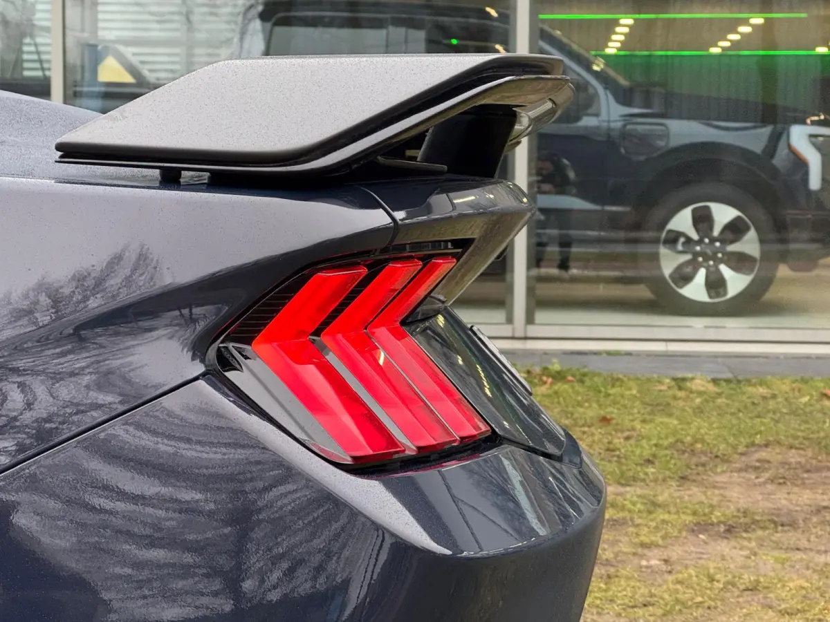 USA GT 5.0 V8 Dark Horse Carbon B&O
