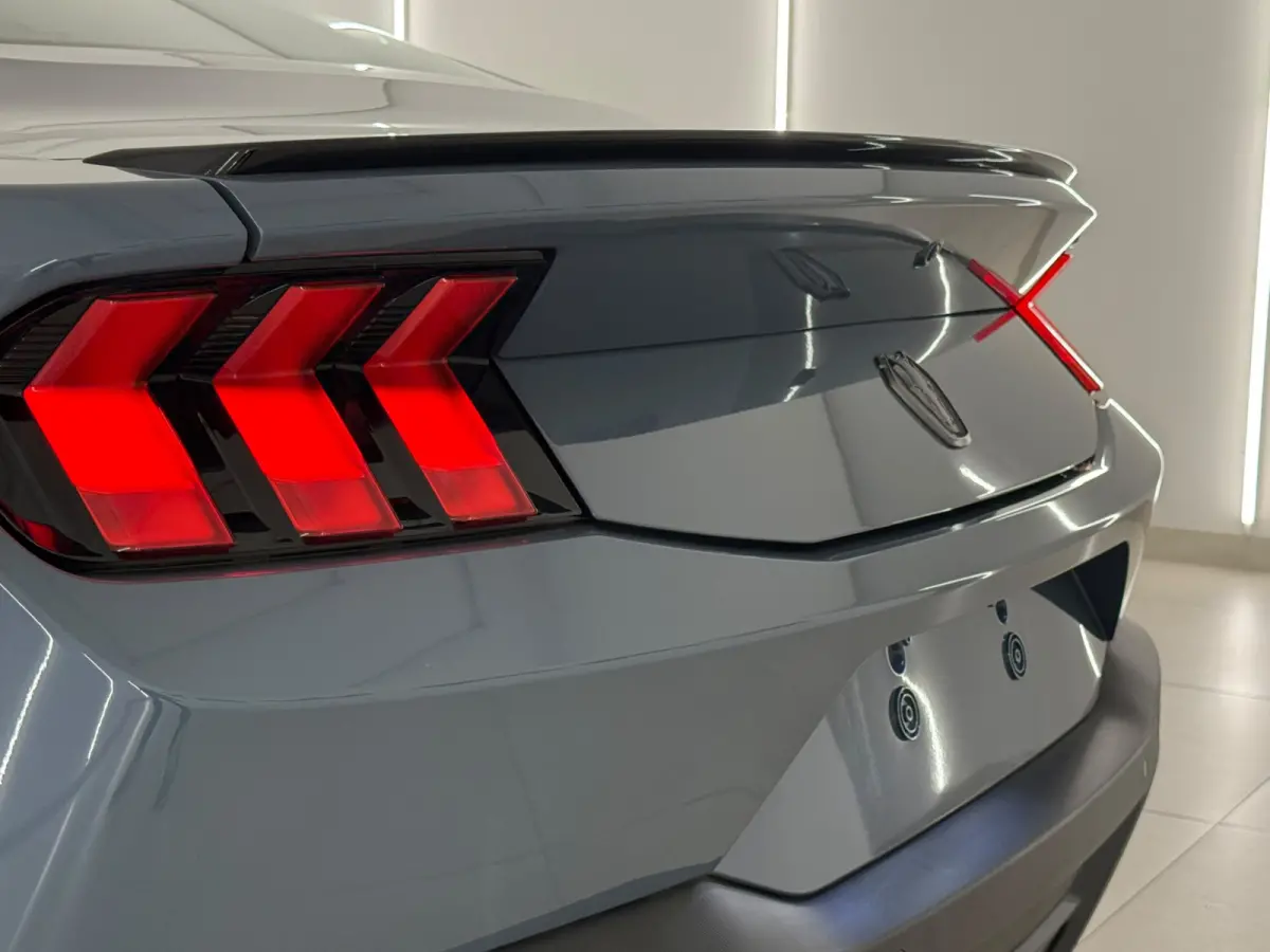 USA GT 5.0 V8 Dark Horse Carbon B&O