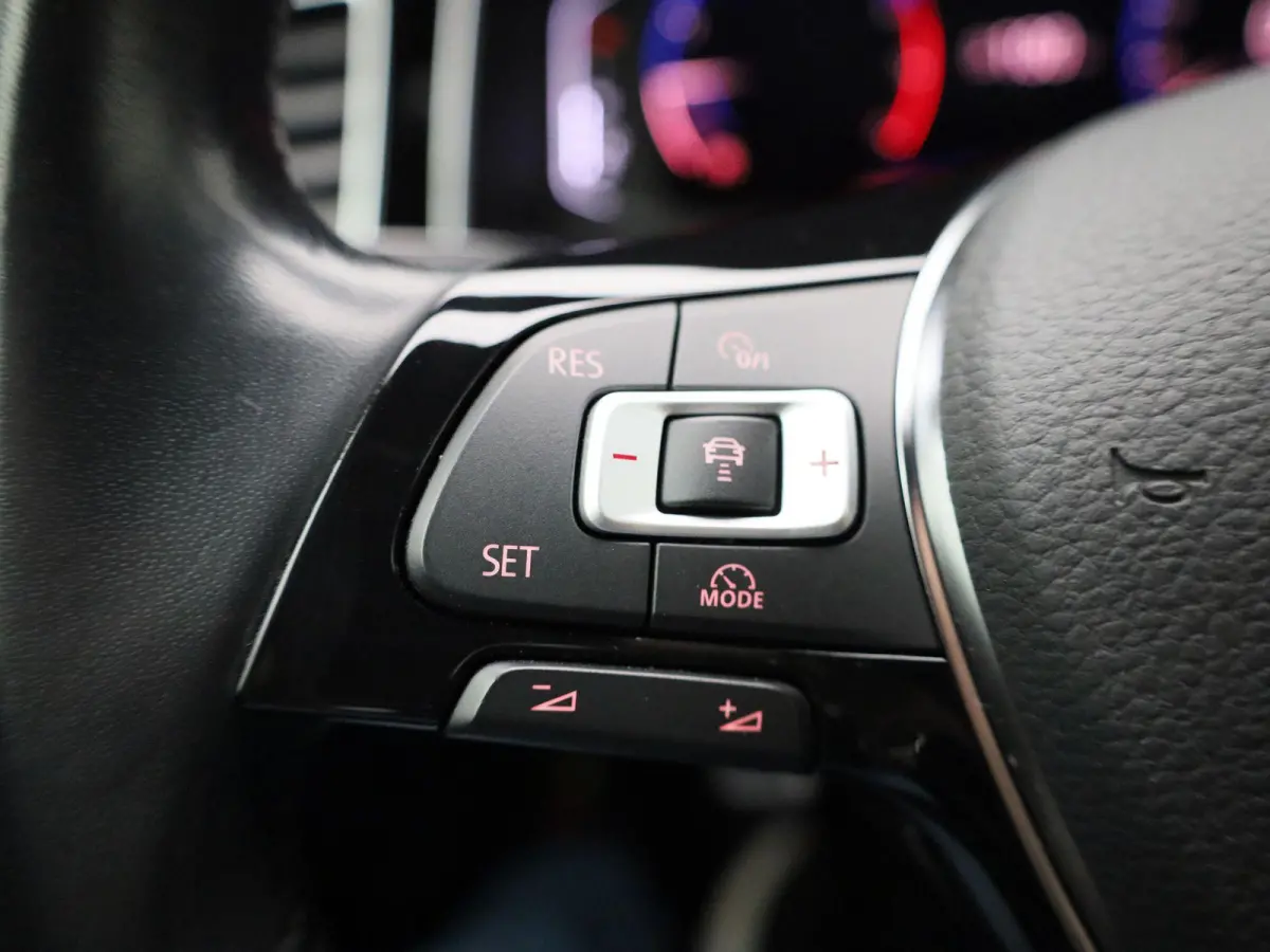 1.0 TSI R-Line | 95 PK | Keyless | Bonneville Velgen | Digital Cockpit PRO | Apple Carplay / Android Auto | Climatronic (Automatische Airco)