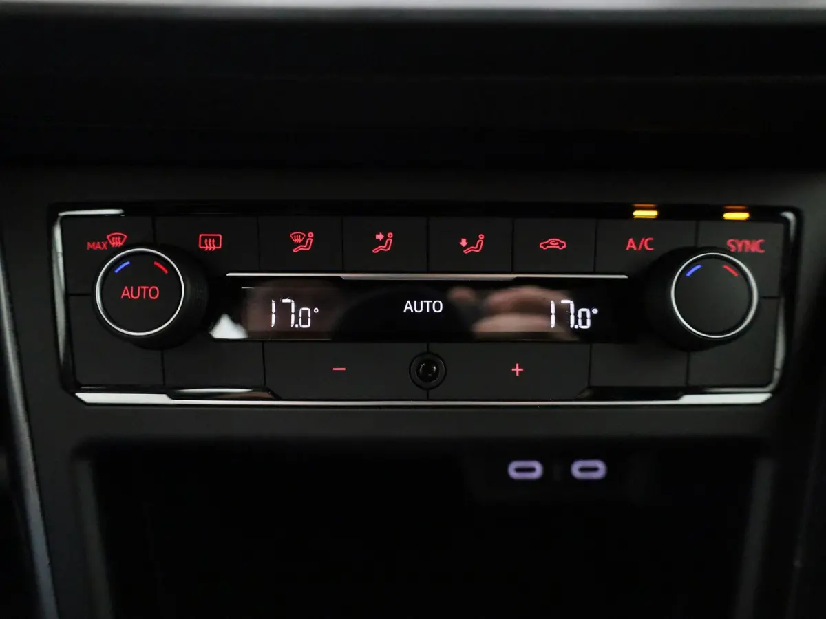 1.0 TSI R-Line | 95 PK | Keyless | Bonneville Velgen | Digital Cockpit PRO | Apple Carplay / Android Auto | Climatronic (Automatische Airco)