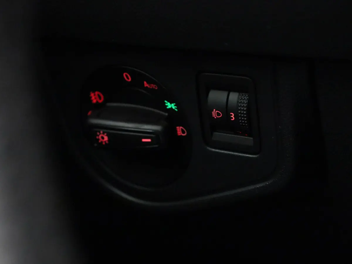 1.0 TSI R-Line | 95 PK | Keyless | Bonneville Velgen | Digital Cockpit PRO | Apple Carplay / Android Auto | Climatronic (Automatische Airco)