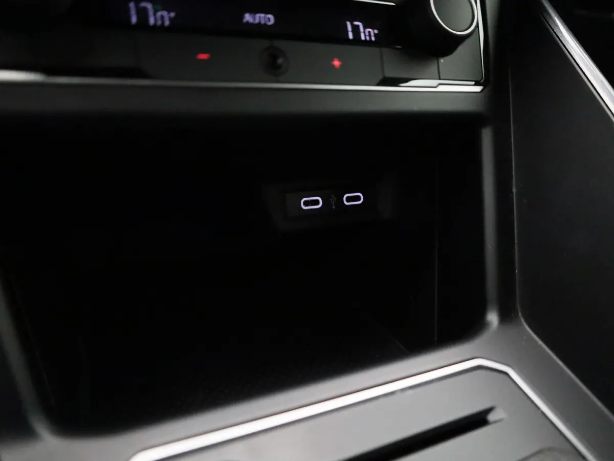 1.0 TSI R-Line | 95 PK | Keyless | Bonneville Velgen | Digital Cockpit PRO | Apple Carplay / Android Auto | Climatronic (Automatische Airco)